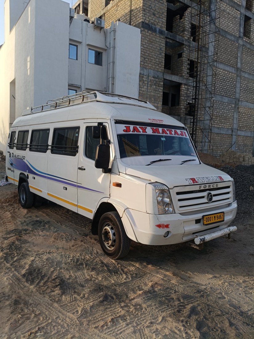 25 સીટ ટેમ્પો ટ્રાવેલ્સ